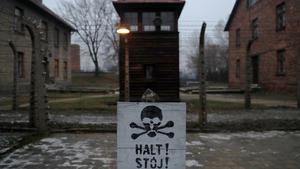 Una señal de alto, en alemán y en polaco, en el campo de exterminio de Auschwitz, durante la conmemoración del aniversario de la liberación, el pasado 27 de enero.