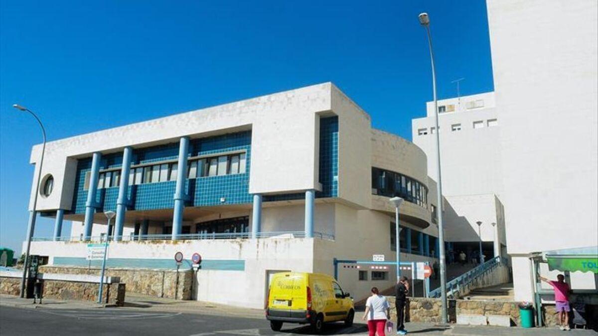 Acceso al hospital de Plasencia, donde lanzaron una silla contra dos facultativas.