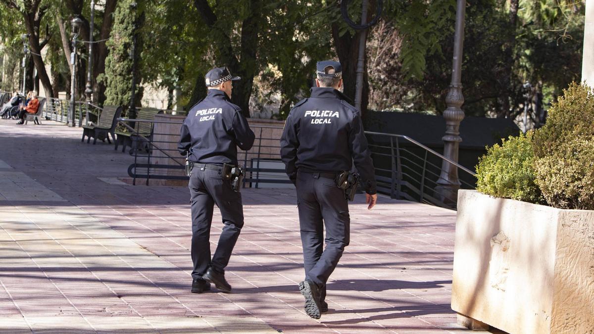 Dos agentes de la Policía Local de Xàtiva, en una imagen captada esta semana.