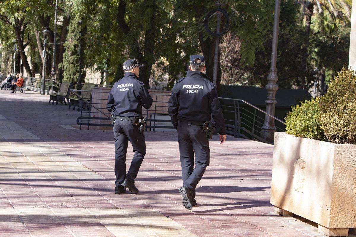 Dos agentes de la Policía Local de Xàtiva, en una imagen de archivo.