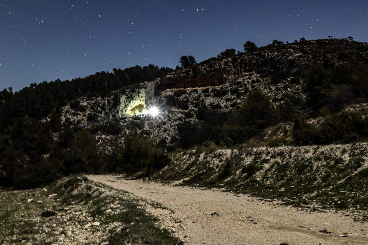 Imágenes de la visita nocturna a las pinturas rupestres de la Sarga