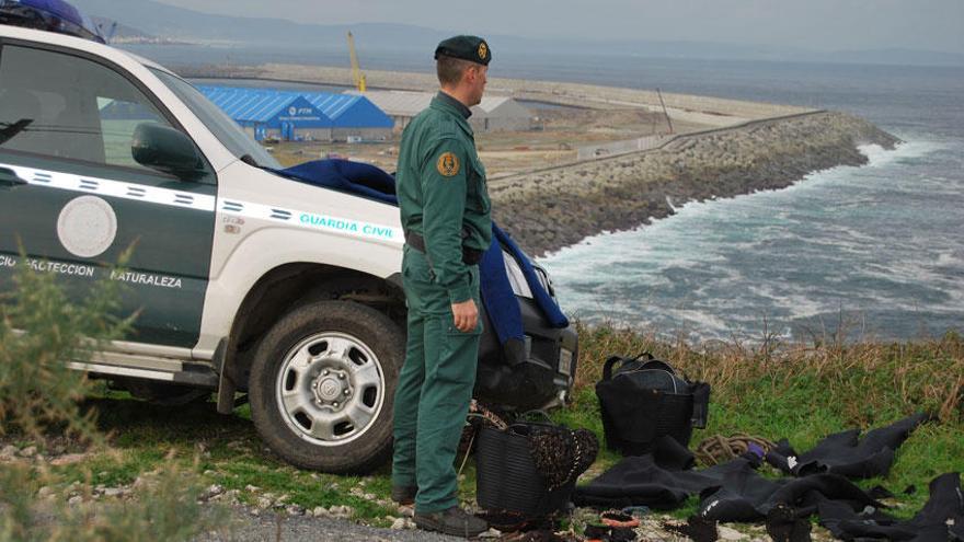 La Guardia Civil denuncia a cuatro furtivos con 13 kilogramos de percebe en punta Langosteira