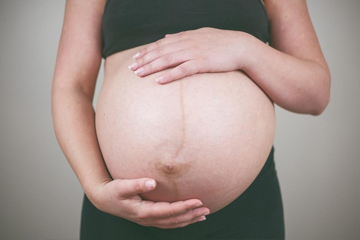 El embarazo es una de las causas de la diástasis abdominal.