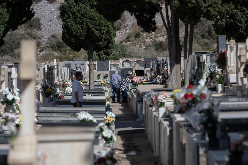 Víspera del día de Todos los Santos en el cementerio de Los Remedios de Cartagena