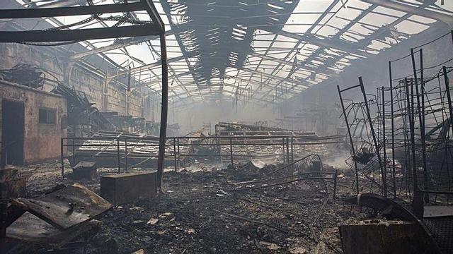 Interior de una de las naves afectadas por el fuego.   | // CARLOS CASTRO