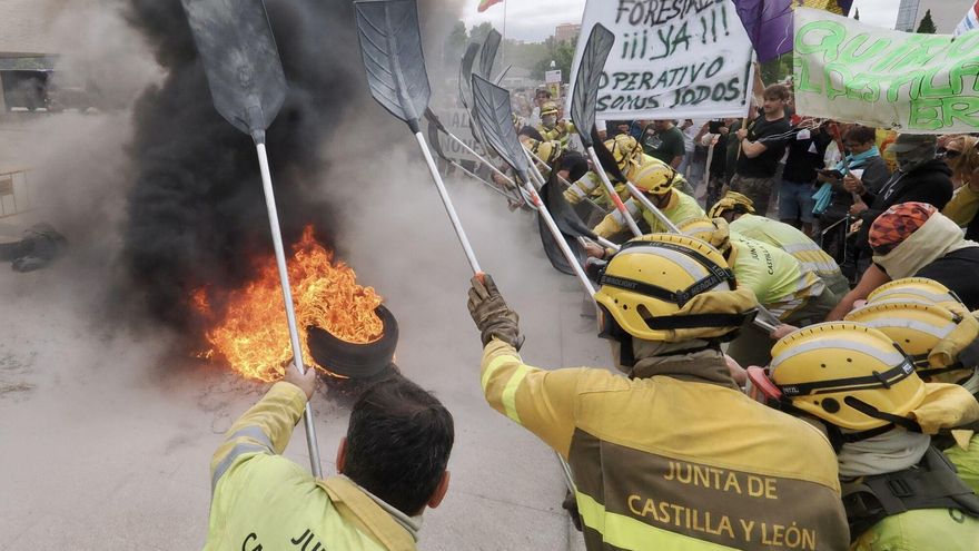 Protestas frente a las Cortes de Castilla y León por la gestión de Mañueco en los incendios