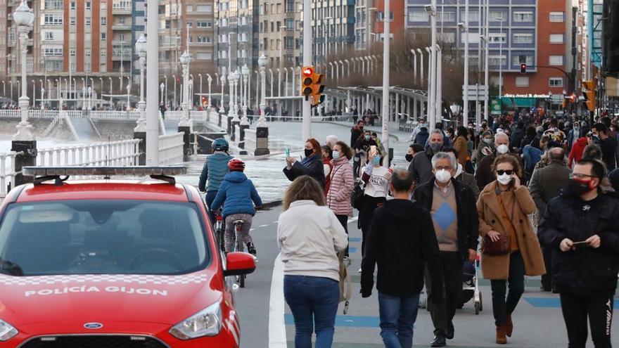 Gijón mantiene población pese al auge de muertes y la drástica caída de nacimientos