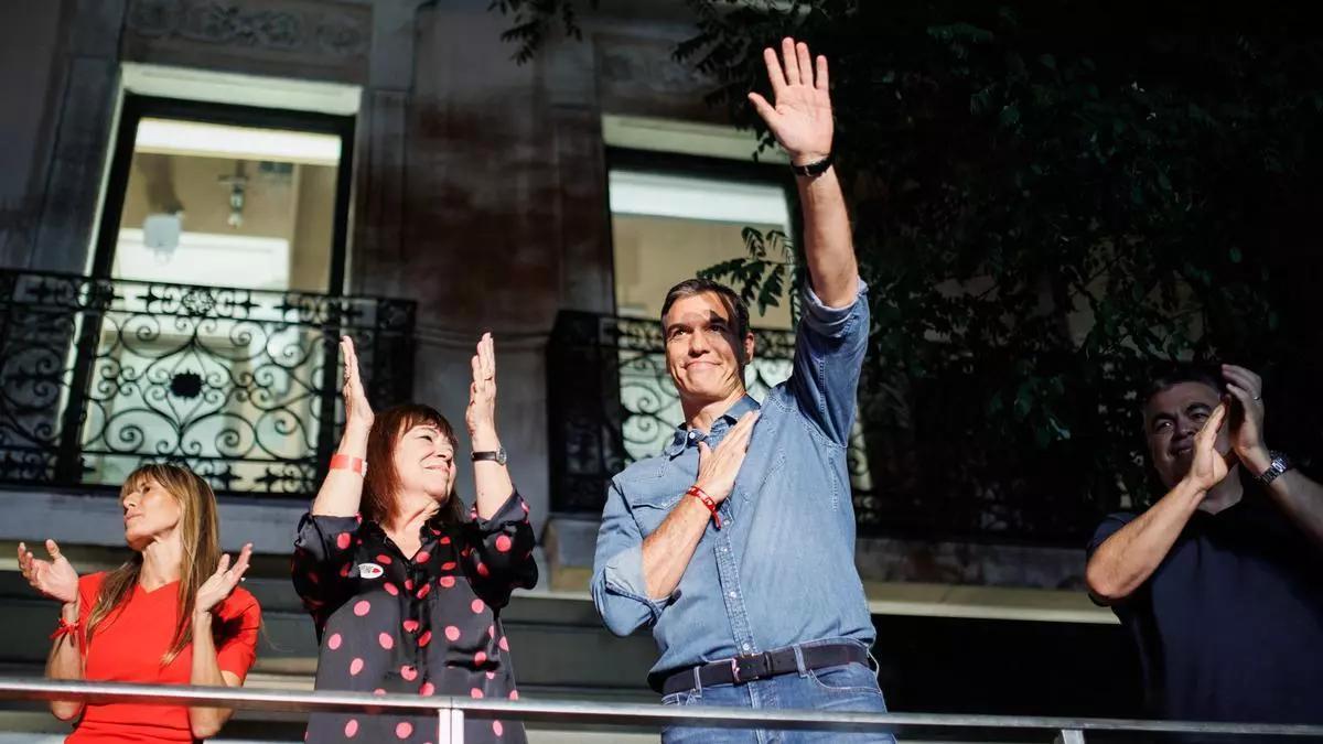 Pedro Sánchez saluda a los simpatizantes socialistas tras conocer los resultados de las elecciones del 23 de julio.