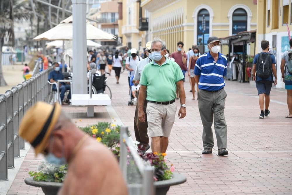 Las mascarillas invaden Las Canteras