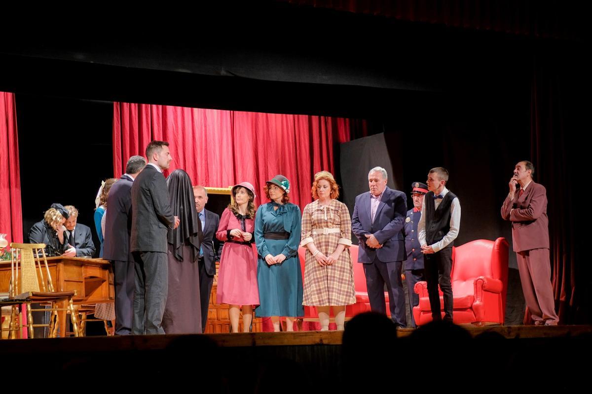 El grupo de teatro La Portaza Teatro de Alfajarín representando la obra 'Así es, si así os parece'.