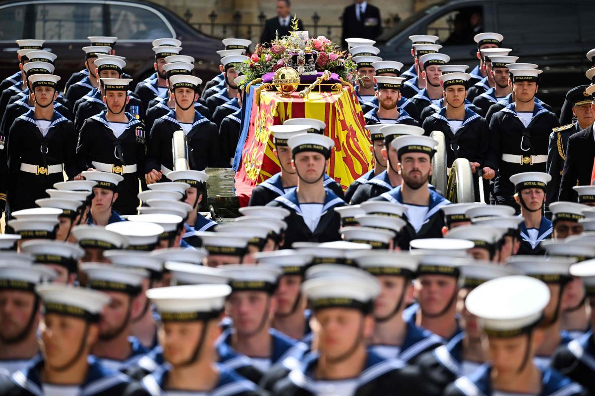Los marineros de la Royal Navy caminan delante y detrás del ataúd de la reina Isabel II, envueltos en el Royal Standard