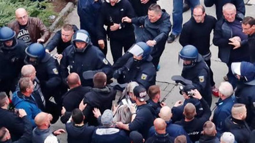 Moments de tensió entre policies i manifestants