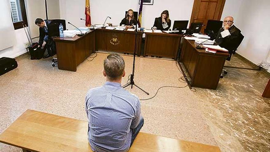 José C. en el banquillo el primer día del juicio contra él por amenazas a un testigo.