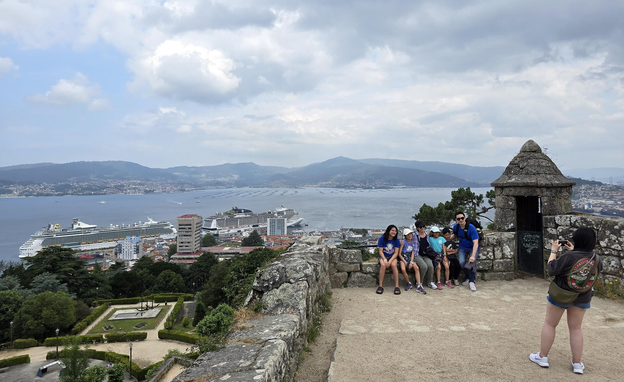 Marea de cruceristas en Vigo con la doble escala del «Independence of the Seas» y «MSC Virtuosa»