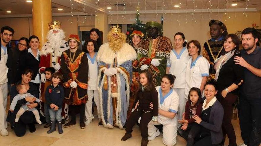 Los Reyes visitaron la residencia de ancianos. // G.S.