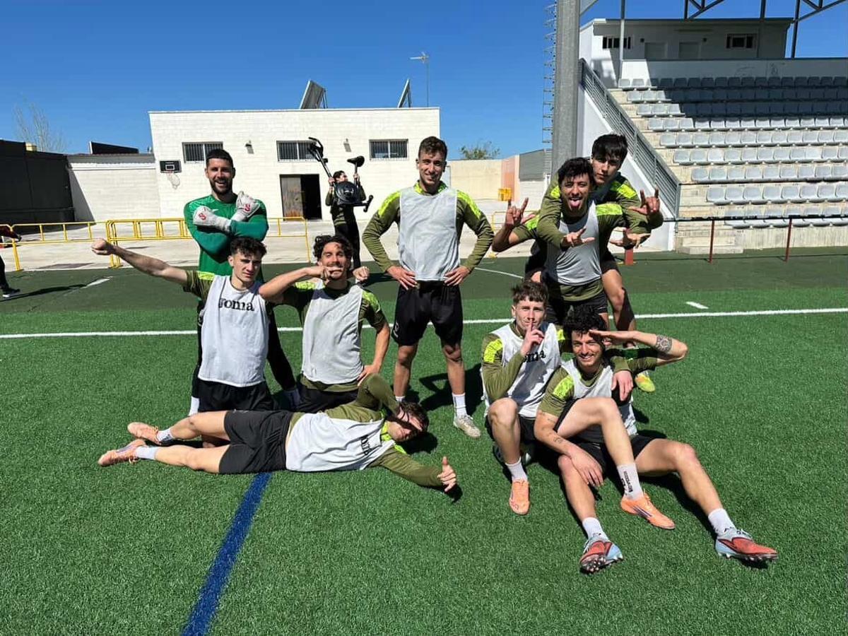 Varios jugadores del Salerm Puente Genil, tras salir vencedores en una dinámica de entrenamiento de una sesión de trabajo.