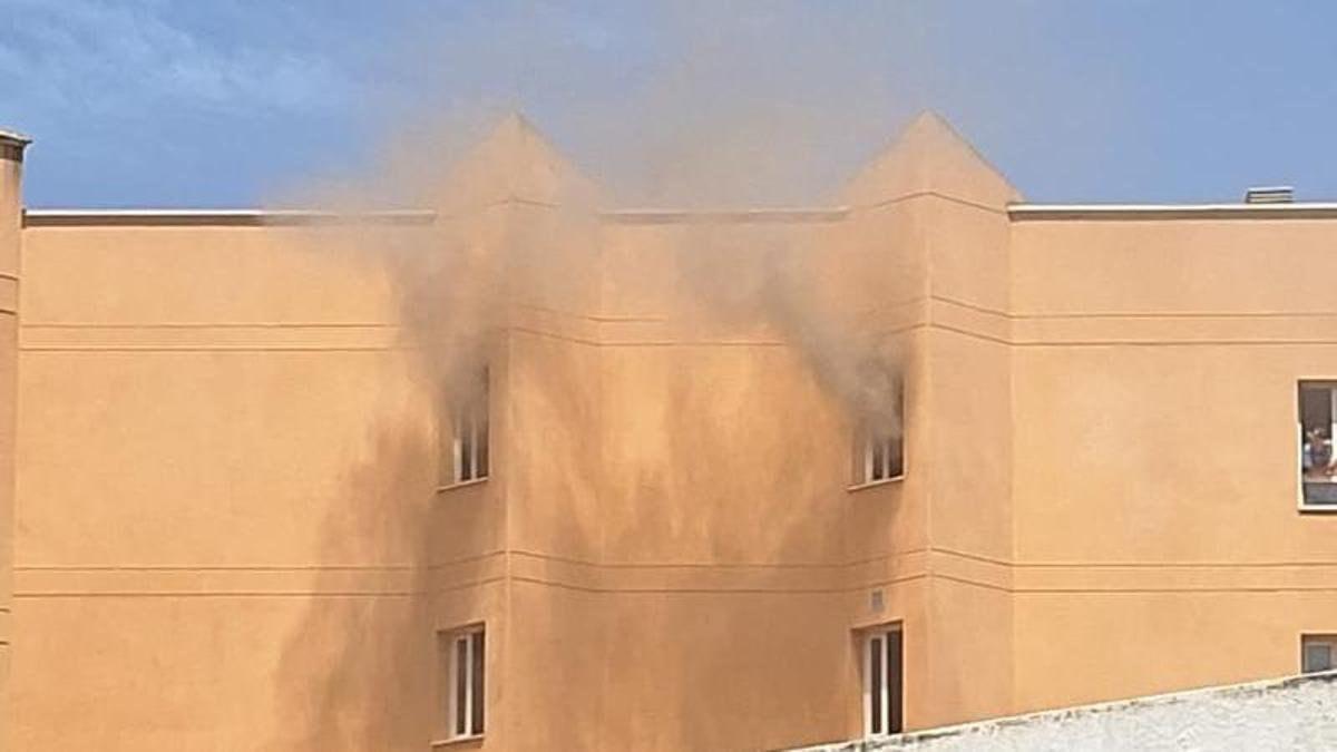 Las llamas de un edificio en Sant Antoni salen por las ventanas.