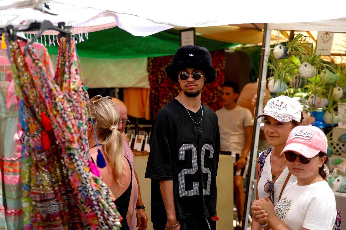 El emblemático mercadillo hippie de Punta Arabí, en imágenes