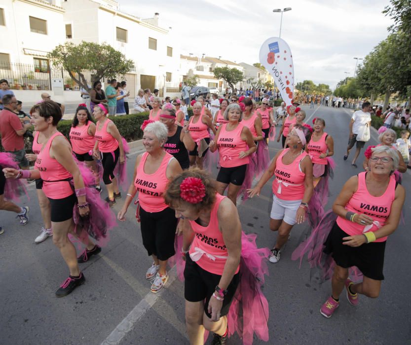 El desfile de carrozas inunda de color las calles de Pinoso con cientos de participantes