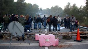 Trabajadores cortan los accesos a la cárcel de Mas dEnric para pedir más seguridad