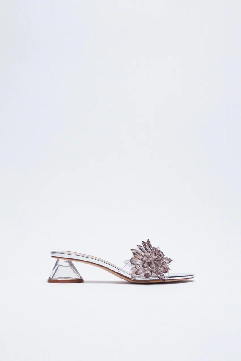 Sandalias transparentes con abalorios