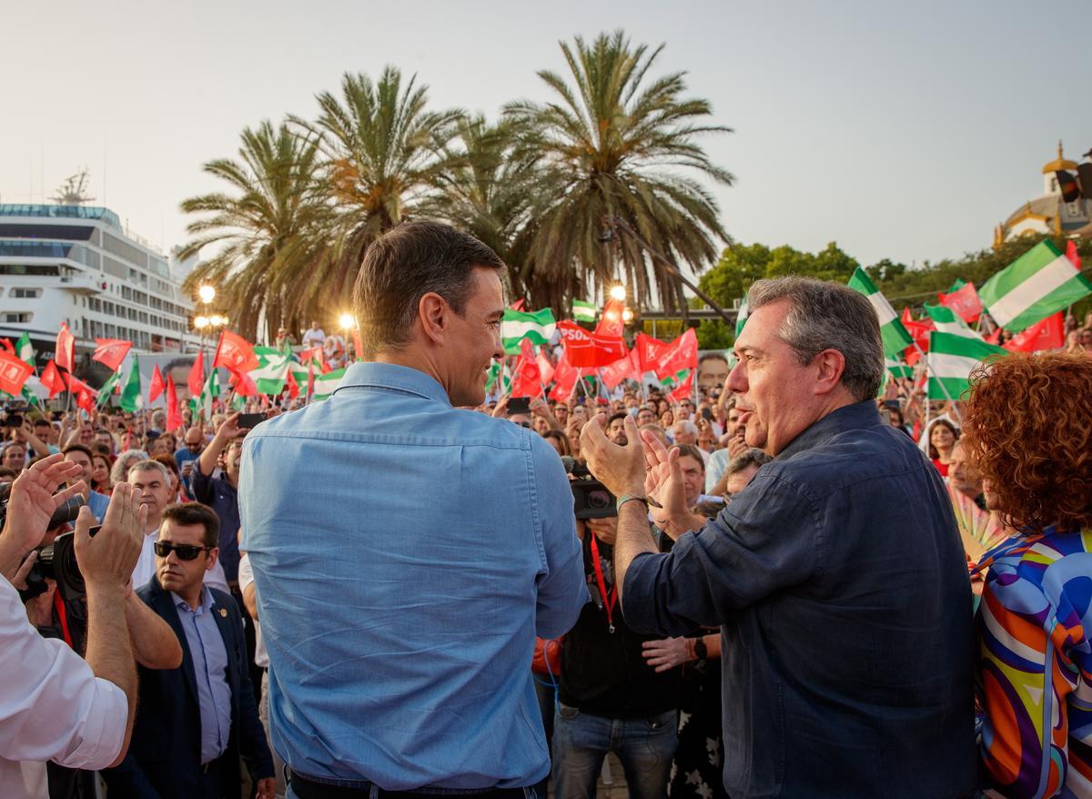 Pedro Sánchez junto a Juan Espadas en el cierre de campaña.