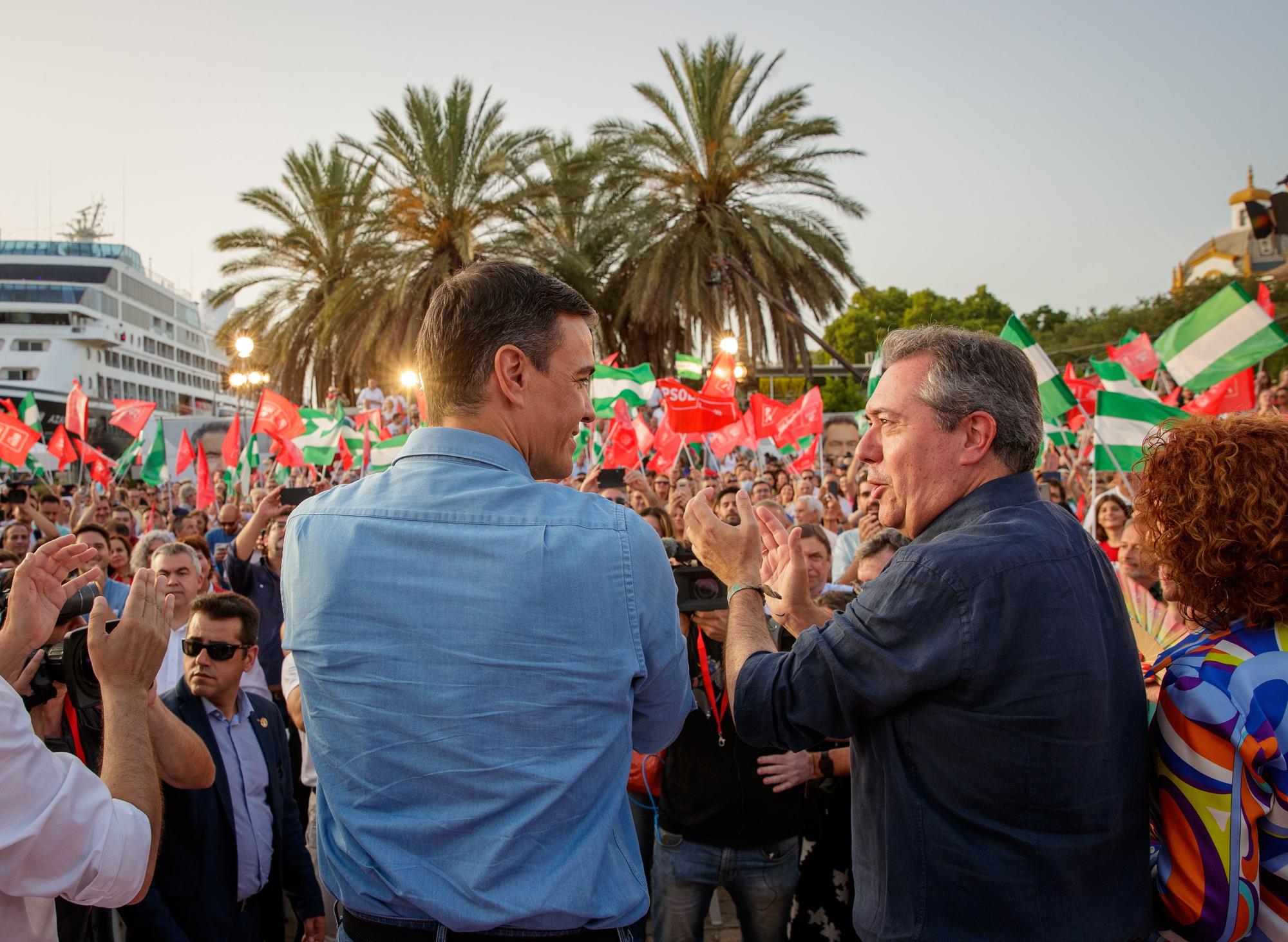 Pedro Sánchez junto a Juan Espadas en el cierre de campaña.