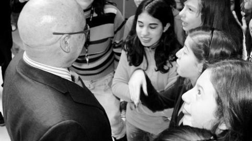 ESCOLARES. A la izquierda, el presidente del Senado conversa con alumnas del Instituto; arriba, el director del centro, Emilio García, le hace entrega de una placa de agradecimiento.