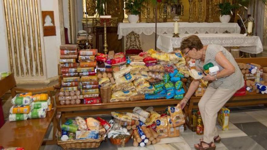 Alimentos de primera necesidad, que se destinarán a Cáritas, recogidos en la Capilla del Cristo.