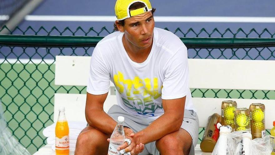 Rafel Nadal descansa durante un entrenamiento en Indian Wells.