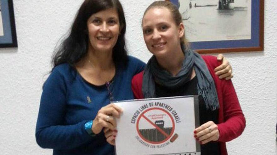 María Antonia Domínguez, con el sello otorgado por la Asociación Al-Quds