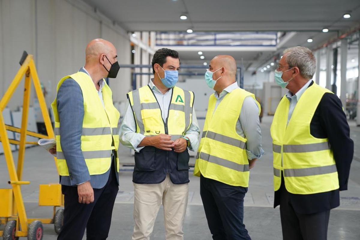 Juanma Moreno, este lunes, en su visita a Huércal-Overa (Almería).