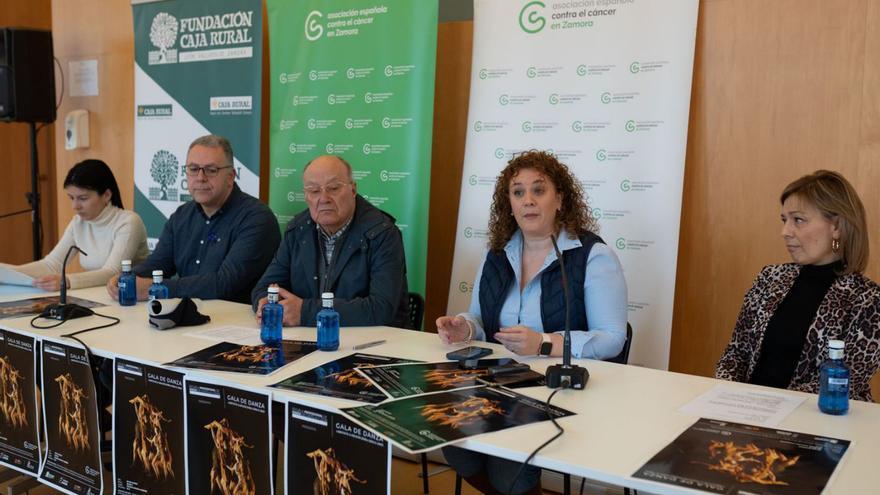 Representantes de Caja Rural, la Diputación, el colectivo beneficiado y la escuela en la presentación. | E. Fraile
