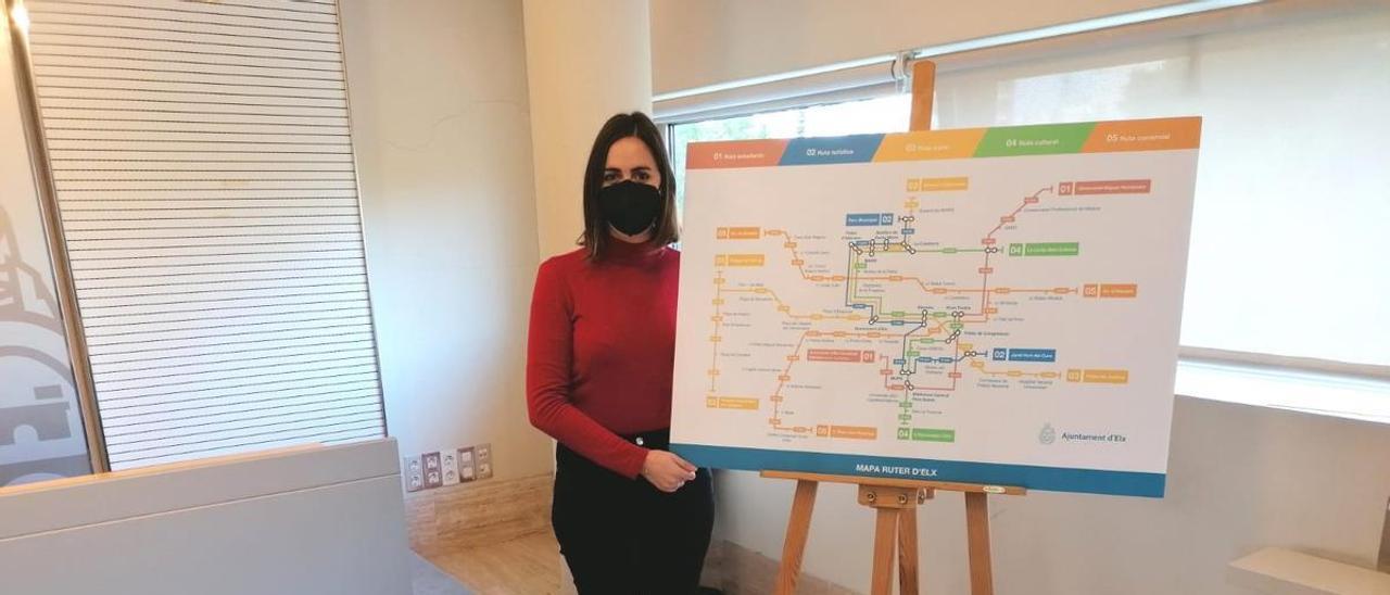 La edil Esther Díez con el plano peatonal con estética de mapa de metro