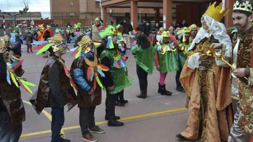 Los Reyes Católicos (derecha) en el patio del colegio Las Eras junto a los indígenas de América.