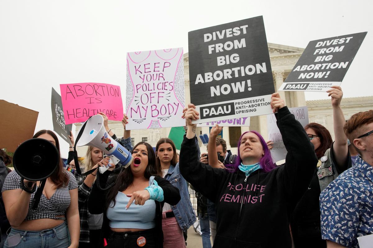 Protesta de defensores del derecho al aborto frente al edificio del Tribunal Supremo, en Washington.