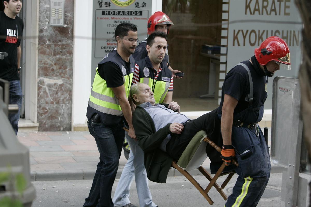 El operativo de emergencias trabaja durante el terremoto de Lorca en 2011 trasladando a una persona mayor.