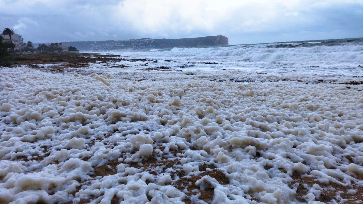 Los &quot;copos&quot; de espuma que alfombran la costa de Xàbia