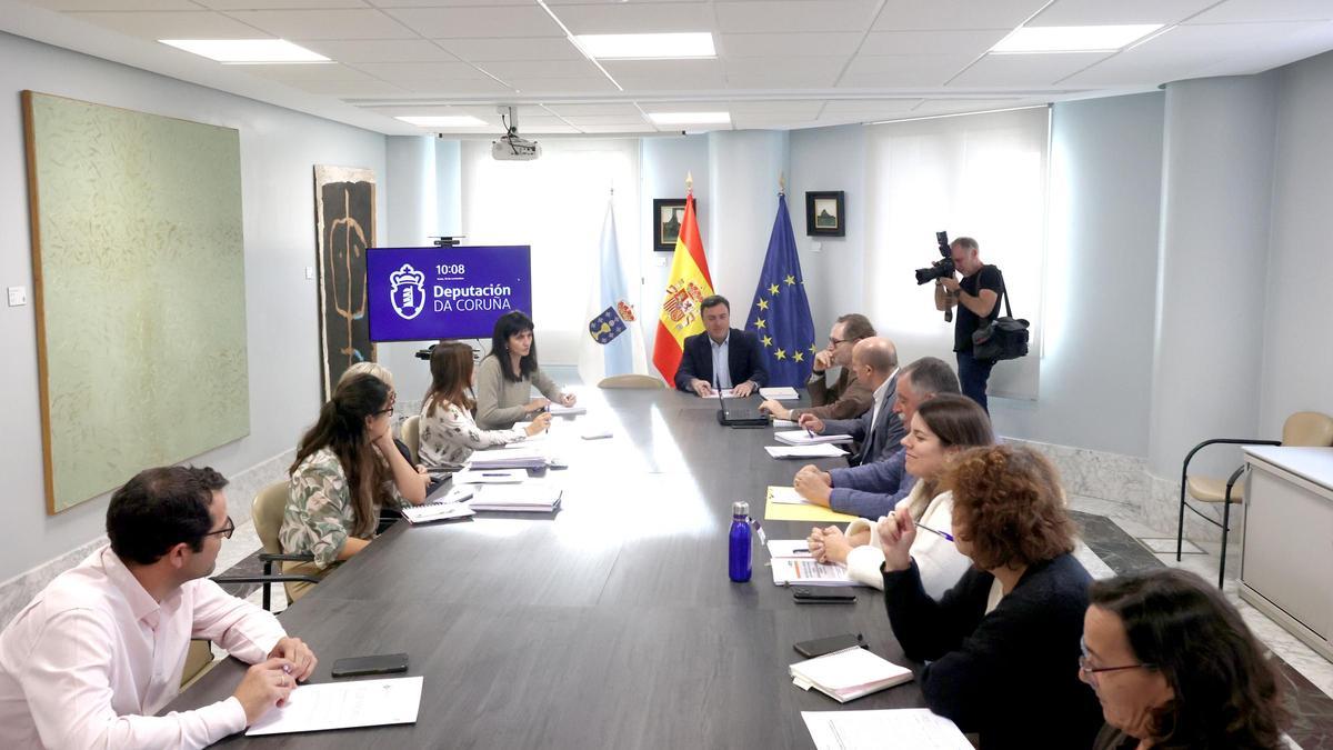 Valentín González Formoso, en el centro, en la reunión que tuvo lugar hoy para aprobar este nuevo modelo.