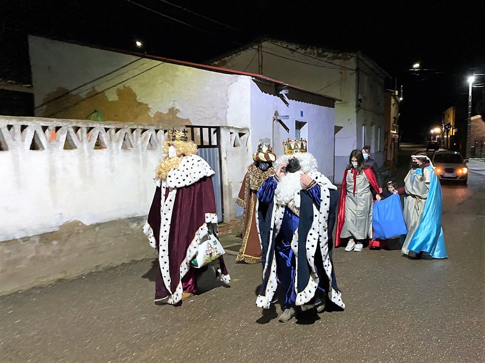 GALERÍA| La magia de los Reyes Magos llega a El Piñero