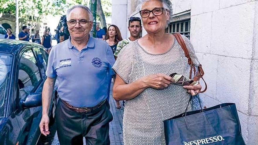 Los padres de Álvaro Gijón, ayer en los juzgados de Vía Alemania.