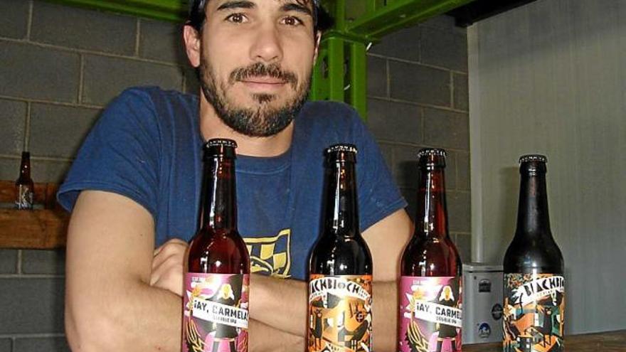 Aran León amb algunes de les cerveses que elabora La Pirata