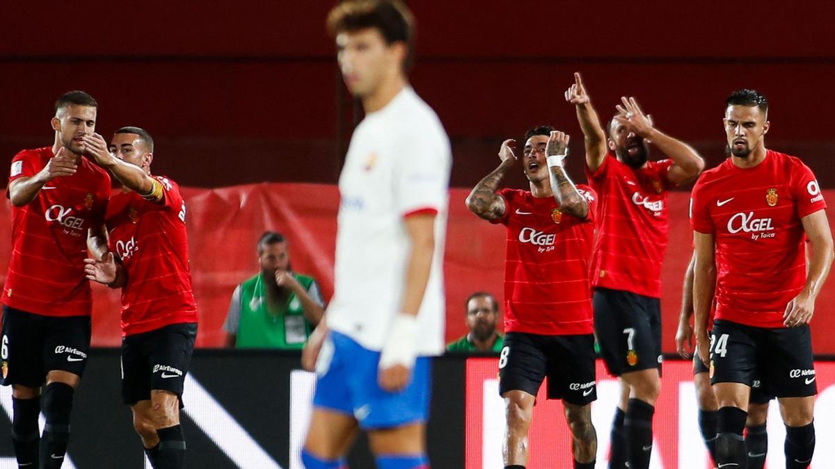 Los jugadores del Mallorca celebran el 1-0, obra de Muriqi, al fondo.