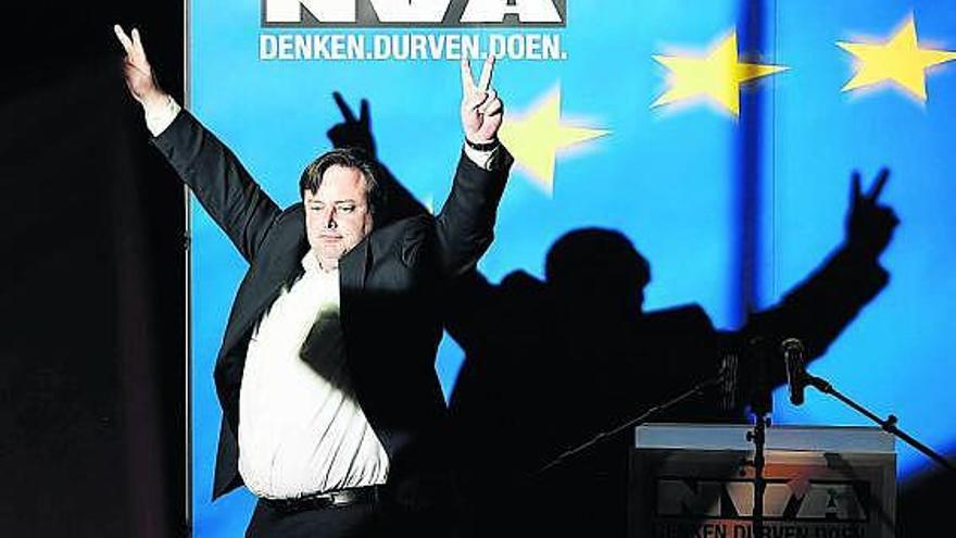 El presidente de los nacionalistas flamencos, Bart de Weber, celebra su victoria en las elecciones belgas de ayer.