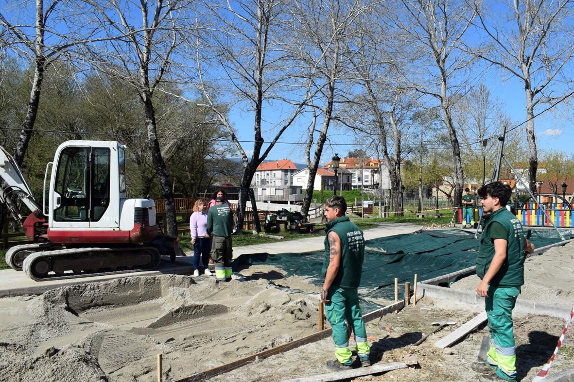 Alumnos del "Obradoiro de Emprego Xóvenes" durante la reforma y ajardinamiento del Parque Irmáns Dios Mosquera, en Valga.