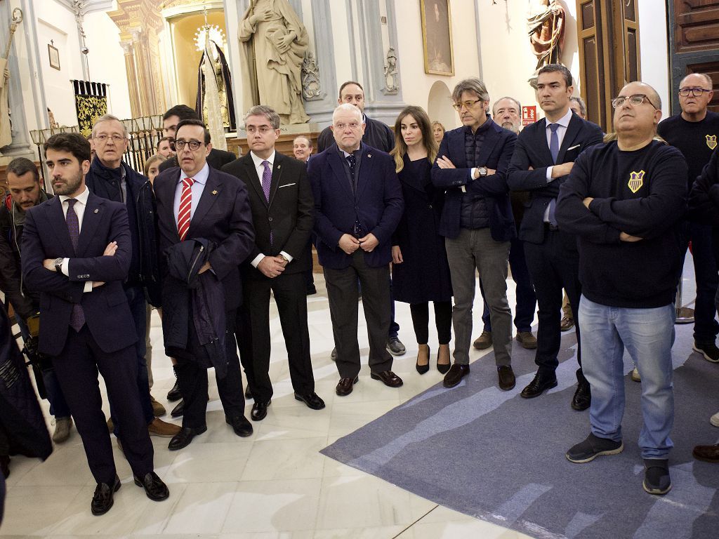 La Cofradía de la Salud vive su fe en el interior de San Juan de Dios de Murcia.