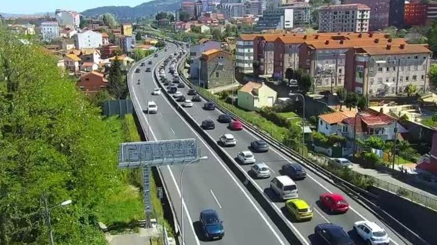 Atasco monumental en Vigo tras precipitarse un hombre contra un camión en la AP-9