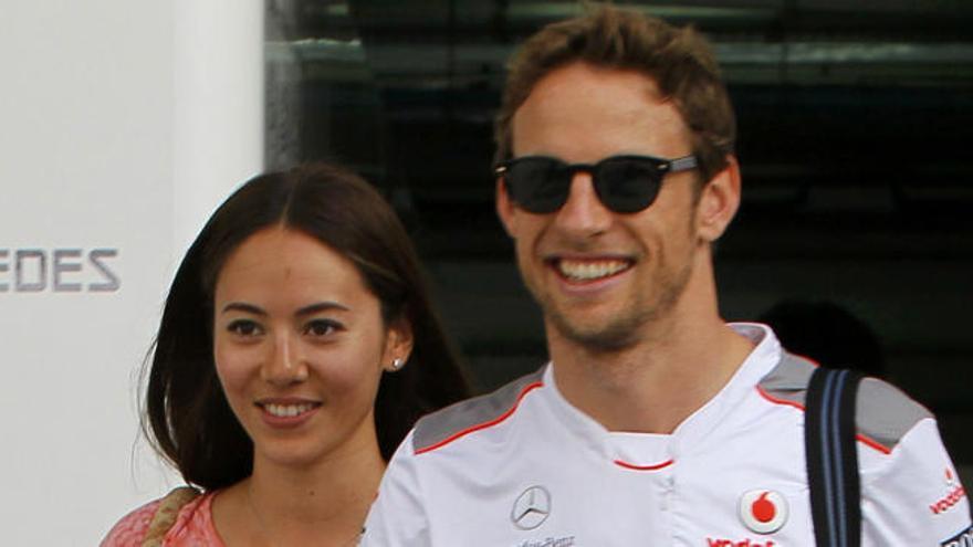 Jessica Michibata y Jenson Button, durante un gran premio.