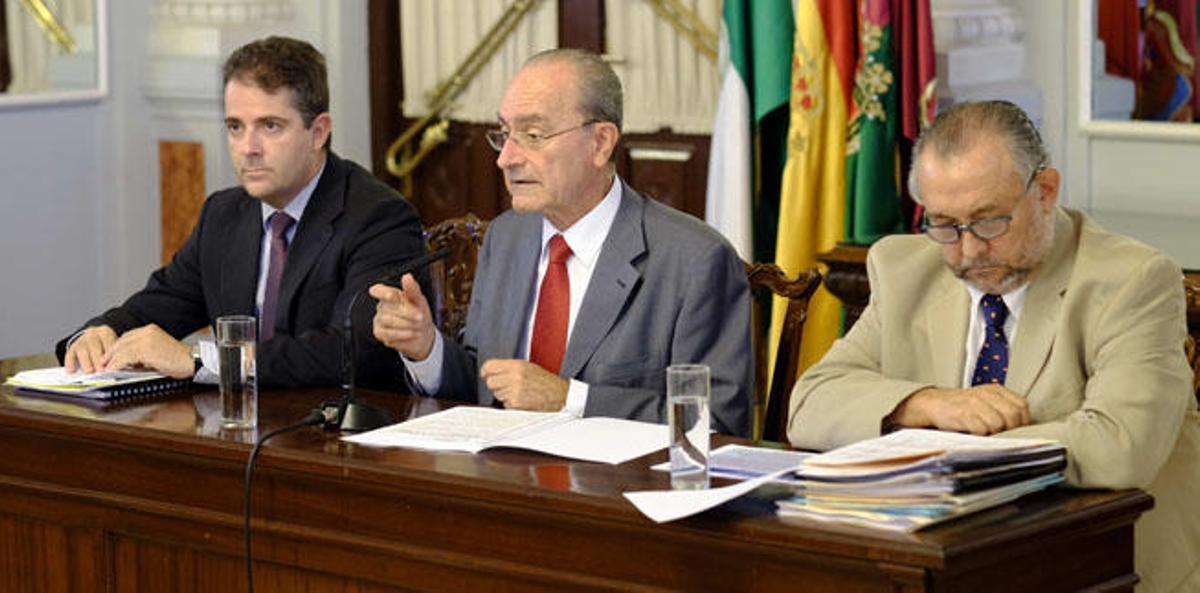 El alcalde, flanqueado por el concejal de Hacienda, Carlos Conde, y el gerente de Gestrisam, Juan Manuel Ruiz, presentó las ordenanzas.