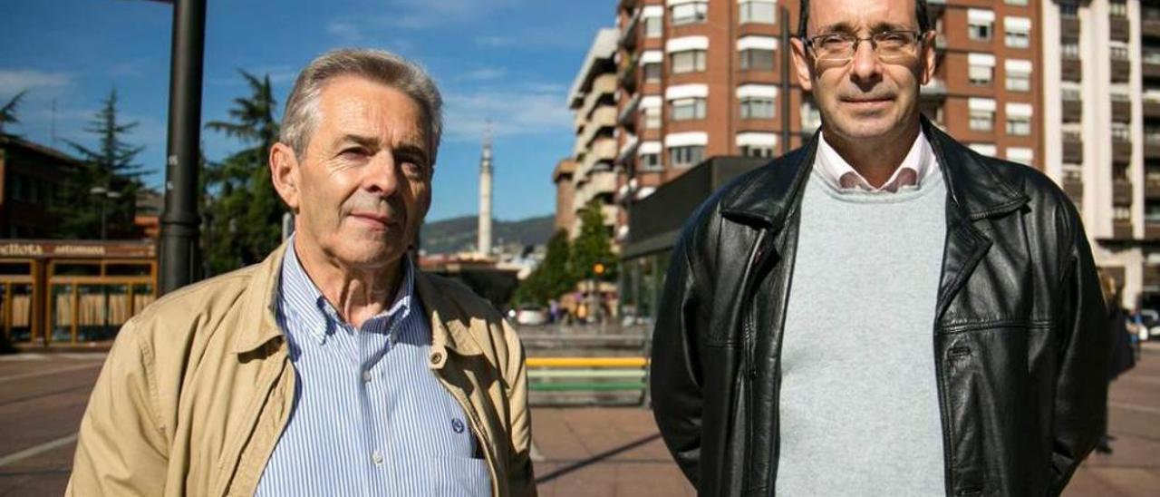 José Alonso-Tejón y José Avelino Alonso-Tejón, antes de emprender su viaje, en la Plaza de la Gesta.